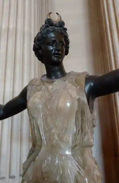 Crescent on the head of the statue of Diana